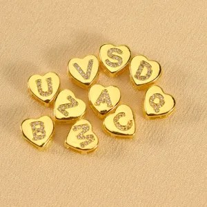 Goldener Herz-Buchstaben-Anhänger mit Zirkonia, ideal für DIY-Schmuck und Armbänder.