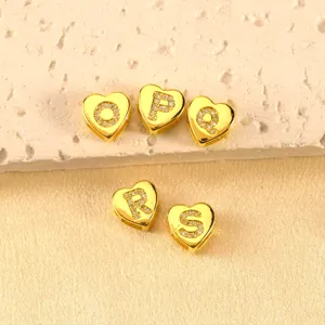 Goldfarbener Herz-Buchstaben-Anhänger mit Zirkonia, ideal für personalisierten DIY-Schmuck.