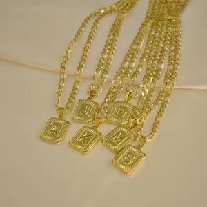 Edles Edelstahl Gold Buchstaben Anhänger Halskette, minimalistischer Hip Hop Schmuck Detail Ansicht.