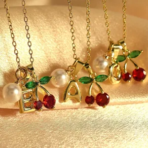 Rétro Cerise Perle Artificielle Lettre Pendentif Collier Cuivre Zirconia Élégant Polyvalent Chaîne Claviculaire Bijoux