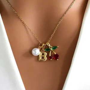 Collier chaîne clavicule en or avec pendentif perle, lettre B et détails de cerise.
