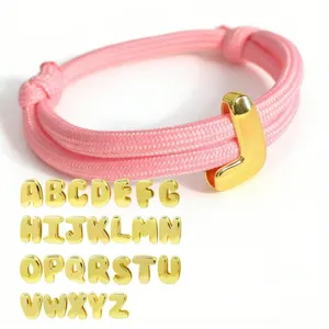 Rosa geflochtenes Armband mit goldenen Anfangsbuchstaben Anhängern, verstellbarer Modeschmuck.