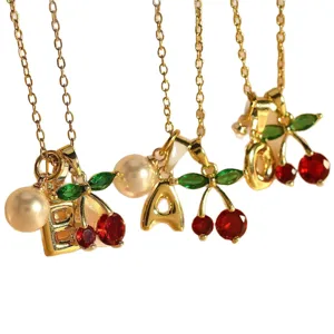 Collier plaqué or avec jolies cerises, perles et pendentifs lettres pour femmes.