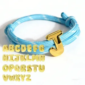 Farbenfrohes geflochtenes Armband mit goldenen Buchstaben-Anhängern, verstellbarer Modeschmuck.