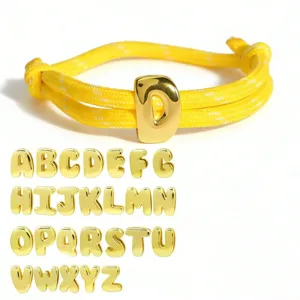 Verstellbares geflochtenes Seilarmband mit goldenen Metall Buchstaben Anhängern A-Z.