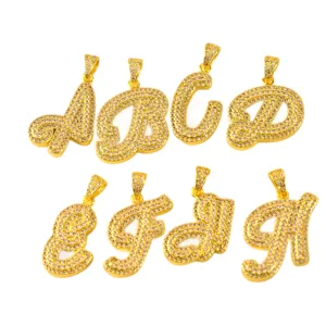 Vergoldeter Buchstaben Anhänger mit glitzernden Zirkonia Steinen, edles Design Schmuck.