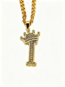 Goldene Krone Buchstabe I Anhänger Halskette mit funkelnden Zirkoniasteinen für Damen.
