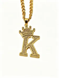 Nahaufnahme der goldenen Kronen-Buchstabe K Anhänger Halskette mit glitzernden Zirkonia.
