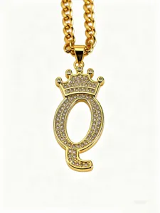 Goldene Kronen-Buchstabe-Q-Anhänger-Halskette mit funkelnden Zirkonia auf Gliederkette.