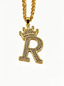 Nahaufnahme des goldenen Kronen-Buchstaben-R-Anhängers mit funkelnden Zirkoniasteinen.