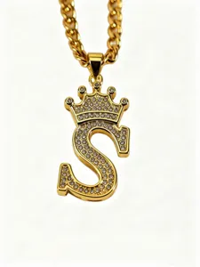Nahaufnahme der goldenen Kronen-Buchstabe S Halskette mit funkelnden Zirkoniasteinen.