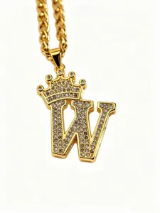 Nahaufnahme des goldenen Kronen-Buchstaben-W-Anhänger-Halskette mit funkelnden Zirkoniasteinen.