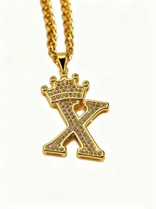 Goldener Kronen-Buchstabe X Anhänger Halskette Detailansicht mit funkelnden Zirkonia.
