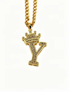 Goldene Krone Buchstabe Y Halskette mit funkelnden Zirkonia Steinen und Metallkette.