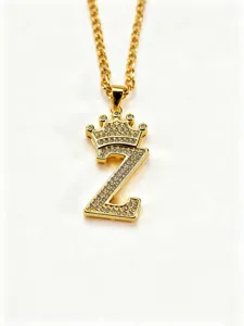 Nahaufnahme der goldenen Krone Buchstaben Z Halskette mit glitzernden Zirkon und Kette.