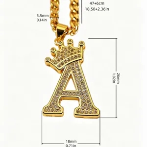 Retro Krone Buchstabe A Anhänger Halskette mit funkelnden Zirkonsteinen und goldener Kette.
