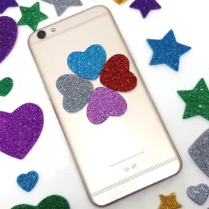 Nahaufnahme bunter glitzernder Schaumstoffherz- und Sternenaufkleber für Bastelarbeiten