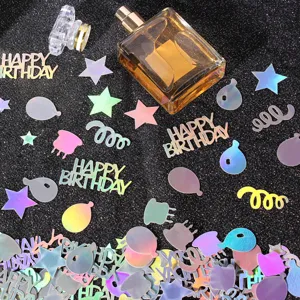 Primer plano detallado de confeti y estrellas de PVC holográfico irisado Happy Birthday