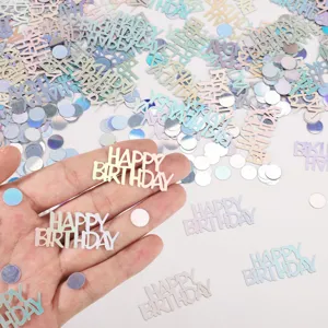 Primer plano de confeti de feliz cumpleaños de PVC láser colorido en una mano