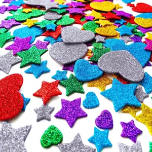 Nahaufnahme bunter Glitzerschaum Herz- und Sternaufkleber für DIY-Geburtstagsbasteleien