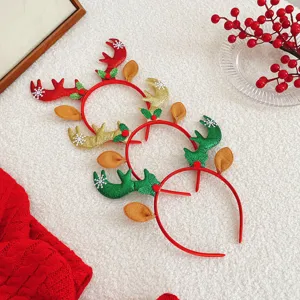 Detailansicht von festlichen Weihnachts-Rentiergeweih-Stirnbändern in Rot, Grün und Gold