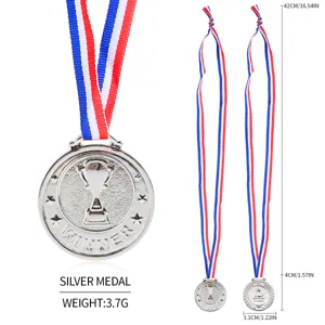 Detailansicht der silbernen Kunststoffmedaille mit rot-weiß-blauem Band