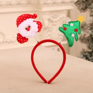 Detailansicht eines festlichen Weihnachts-Haarreifs mit Plüsch-Weihnachtsmann und Glitzerbaum.