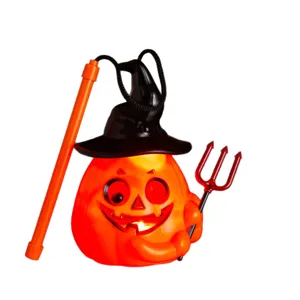 Leuchtende Halloween-Kürbislaterne mit schwarzem Hexenhut und Handstange in Orange