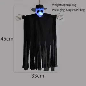 Detailansicht eines hängenden Halloween-Geists mit leuchtendem Totenkopf und Maßen