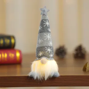 LED lichtgevende kerstkabouter knuffel met gebreide sneeuwvlokkenmuts en sterrenpunt
