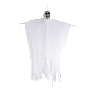 Dettaglio di decorazione fantasma di Halloween con mantello di rete bianca e teschio