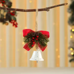 Detail eines festlichen Weihnachtsglocken-Ornaments mit roter Sackleinen-Schleife
