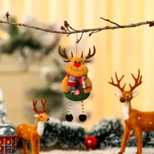 Prachtige detailopname van een pluche rendier kerstornament hangend aan een boomtak