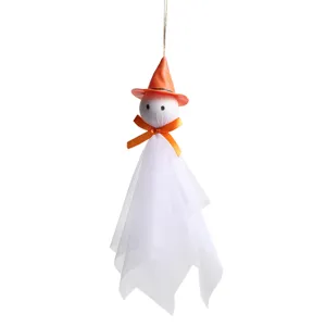 Halloween Deko: Hängender weißer Netzgeist mit orangefarbenem Hexenhut und Schleife