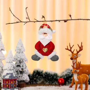 Close-up van een kerstman stoffen ornament hangend aan een tak met feestelijke decoratie