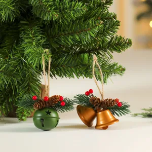 Festliche Weihnachtsglocken-Anhänger mit Tannenzapfen und roten Beeren für den Baum.