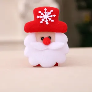 Detalle de un broche navideño de Papá Noel hecho de fieltro suave con copo de nieve
