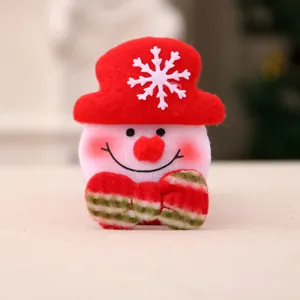 Primer plano de un lindo broche de muñeco de nieve de fieltro con un copo de nieve.