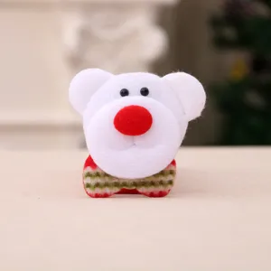 Vista detallada de un broche de oso de Navidad de peluche con una nariz roja y lazo