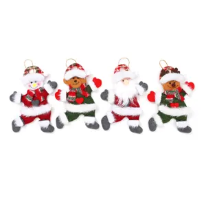 Set van vier handgemaakte pluche kerstornamenten met de kerstman, sneeuwpop, beer en rendier.