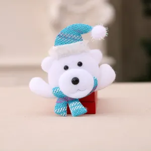Linda broche de oso de peluche blanco de Navidad con gorro y bufanda azul brillante