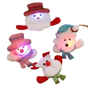 Juego de 4 broches navideños brillantes con diseños de Papá Noel, muñeco de nieve, oso y ciervo