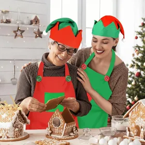 Dettaglio dei set grembiule e cappello da elfo di Natale rossi e verdi per la cucina
