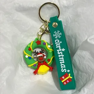 Detailansicht eines Weihnachts-Rentier-Kranz-Schlüsselanhängers mit grünem Gummiband