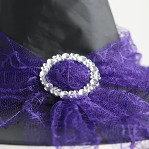 Detalle del sombrero de bruja de Halloween con encaje morado y hebilla de pedrería