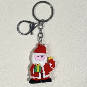 Detailansicht eines weichen PVC Weihnachtsmann Schlüsselanhängers mit silbernem Verschluss