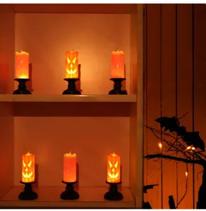 Halloween böse Kürbis-LED-Kerzen auf Holzregalen für gruselige Dekoration