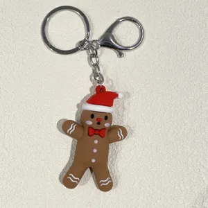 Detailansicht eines Lebkuchenmann-Schlüsselanhängers mit Weihnachtsmütze und Schleife