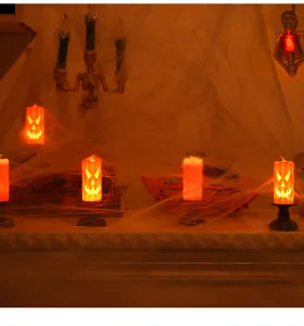 Gruselige Halloween LED-Kürbiskerzen und Skelett-Kandelaber mit Spinnennetz-Dekoration