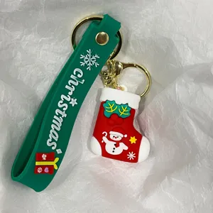 Nahaufnahme eines festlichen Weihnachtssocken-Schlüsselanhängers mit Schneemann-Design.